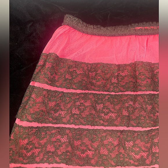 🖤 Vintage 🖤 Oh la la! 1950s Lacy Hot Pink and Black Gauzy Striped Slip Small - Picture 4 of 8